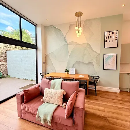 The Nest - Sleeps 7 - Free Off Street Parking *