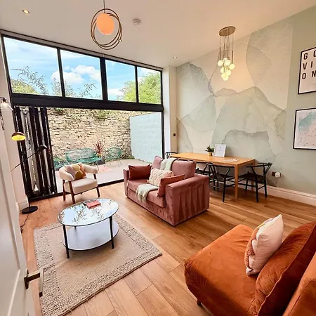 Apartment The Nest - Sleeps 7 - Free Off Street Parking *