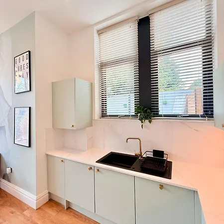 The Nest - Sleeps 8 - Free Off Street Parking Bristol