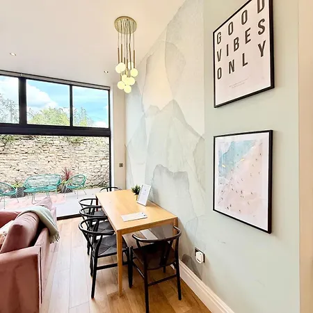 The Nest - Sleeps 7 - Free Off Street Parking * Bristol