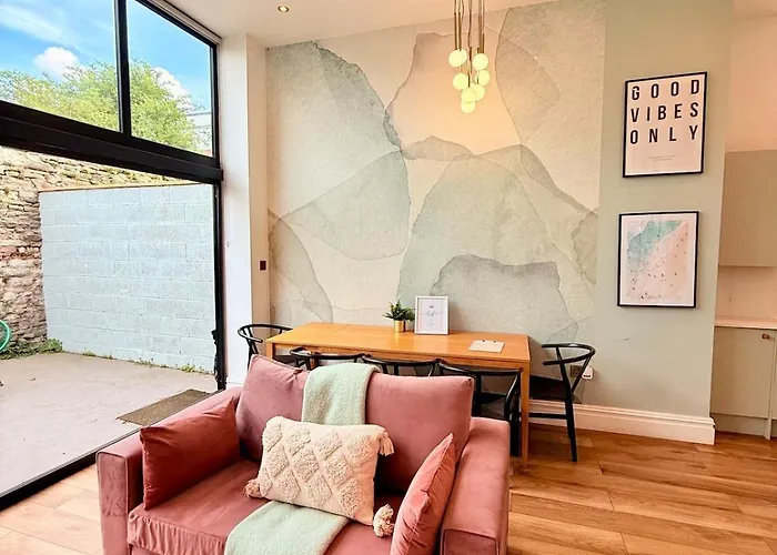 The Nest - Sleeps 7 - Free Off Street Parking *