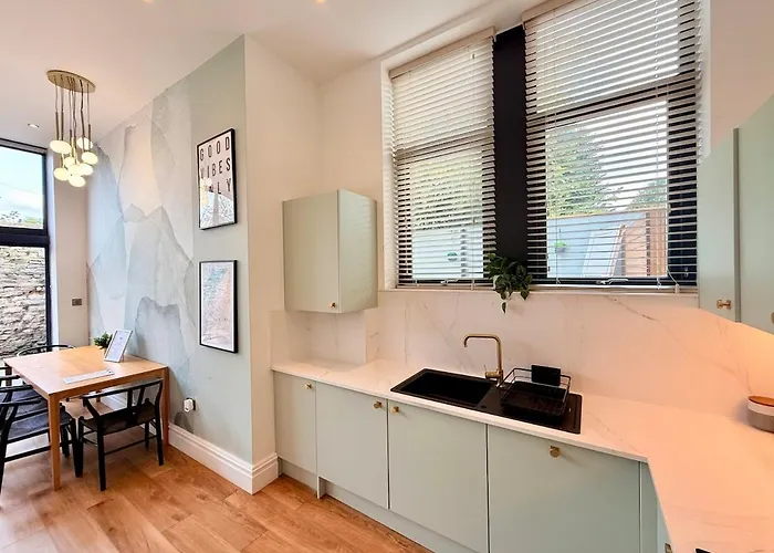 The Nest - Sleeps 7 - Free Off Street Parking *